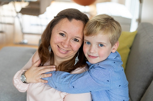 Moeder Stephanie met zoontje Arthur, die een zeldzame stofwisselingsziekte heeft.